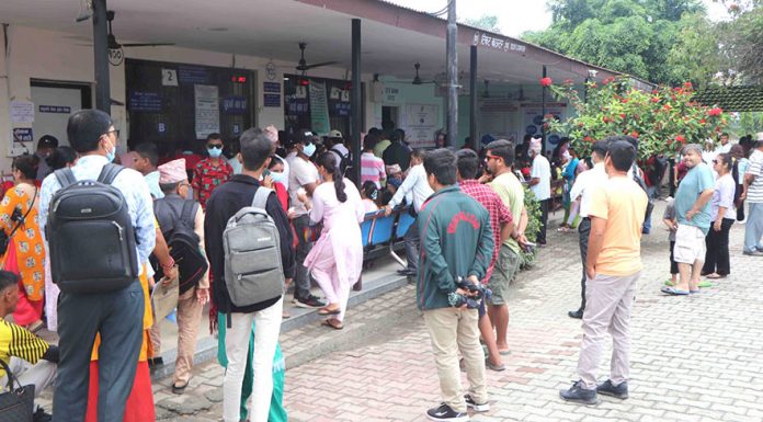 भरतपुर आँखा अस्पतालमा बिरामीको भीड |