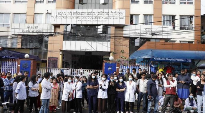 डाक्टर कुटिएको विरोधमा काठमाडौं मेडिकल कलेजमा प्रदर्शन |