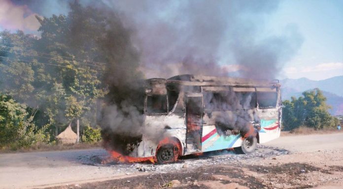 बसमा आगजनी भएपछि बिपी राजमार्ग अवरुद्ध |
