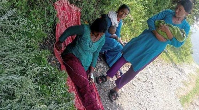 बाजुराकी रोकायाले बाटोमै जन्माइन् बच्चा’ |