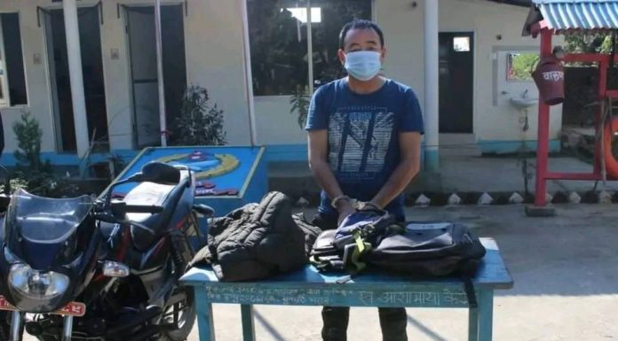 सक्कली प्रहरीको फन्दामा नक्कली प्रहरी |