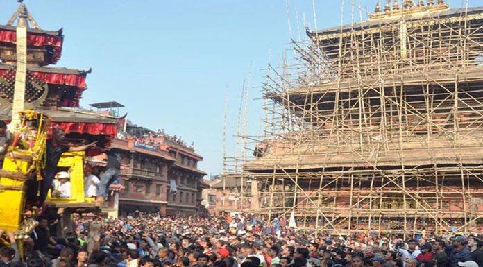 बिस्केटसहित भाँतिभाँतिका जात्रा हेर्न भक्तपुरमा हजारौँको भीड |