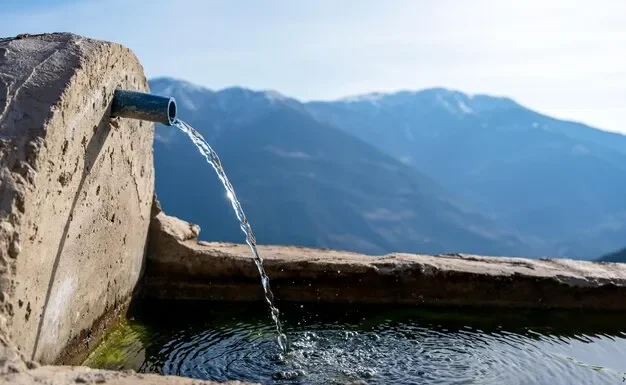 तीन चरणमा लिफ्टिङ गरी मानुङकोटमा पानी पुर्याइँदै |