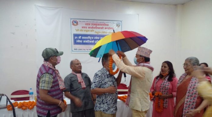 गर्मीमा ज्येष्ठ नागरिकलाई छाता उपहार