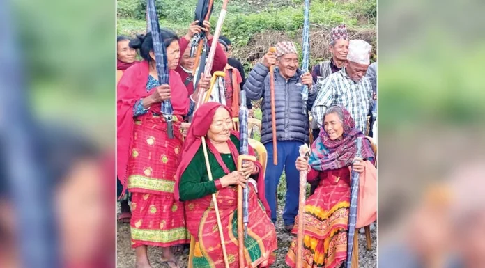 काभ्रेको खानीखोला पालिकाका ज्येष्ठ नागरिकलाई छाता र लौरो उपहार