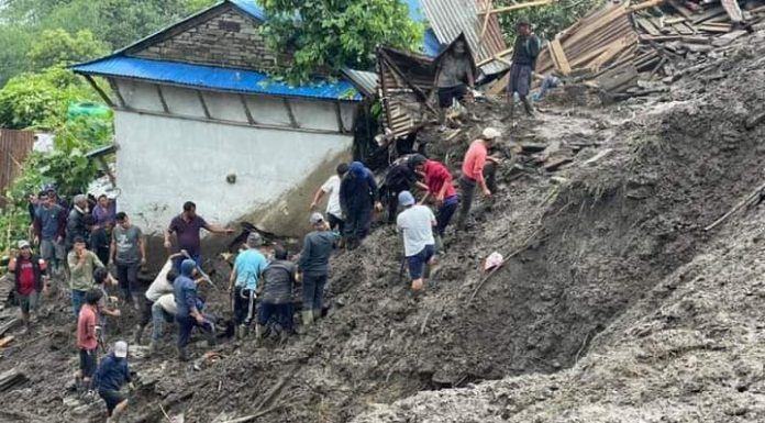 गुल्मीमा पहिरोमा पुरिँदा एकै घरका तीन जनाको मृत्यु, दुई बेपत्ता