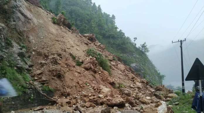 नारायणगढ–मुग्लिन सडकः पच्चीस ठाउँमा पहिरोको जोखिम