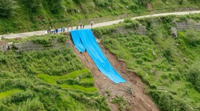 राजमार्गको पहिरो रोक्न त्रिपालको सहारा