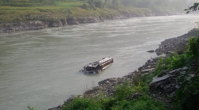 पहिरोले दुई बस बगाउँदा त्रिशूलीमा बेपत्ता