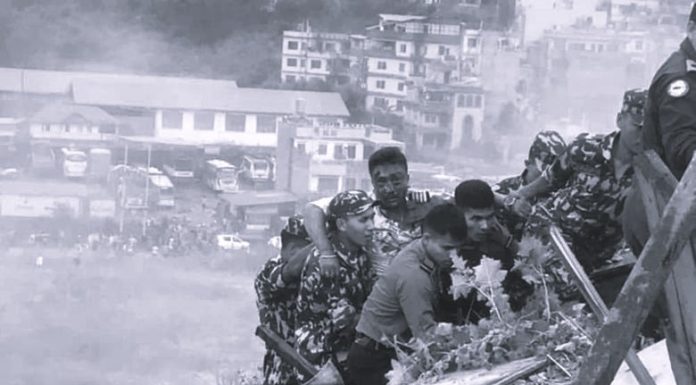 जोखिमपूर्ण अवस्थाबाट पाइलटको उद्धार गर्ने प्रहरी पुरस्कृत