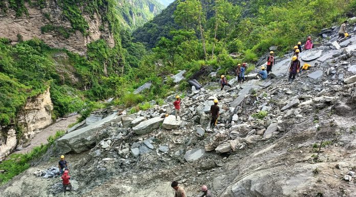 बेनी–जोमसोम सडकः बैसरीको भिरमा पहिरो रोकथाम गर्न ‘रक एङ्करिङ’