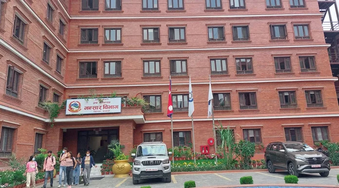 वैदेशिक व्यापार घाटा १४ खर्ब ४० अर्ब, डेढ खर्बको निर्यात