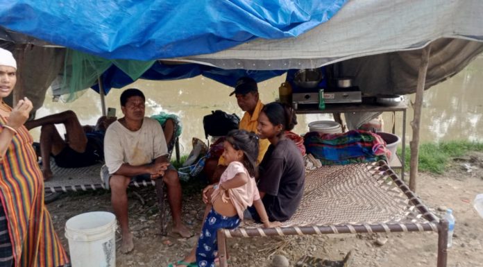 बेलौरीका बाढी प्रभावित परिवार घर फर्कँदै