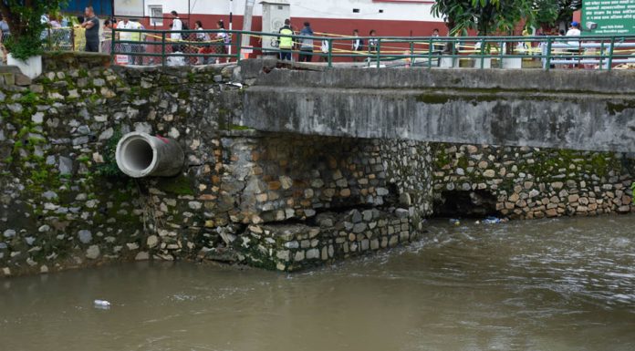 धोबीखोलाको बुद्धनगर–बबरमहल जोड्ने पुलमा आवागमन बन्द