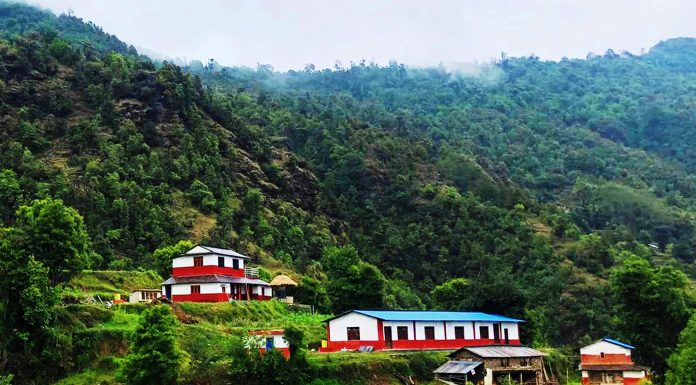 वर्षाले सडक बन्द भएपछि सुनसान बने घरबास