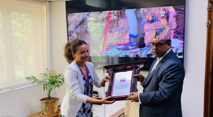 विमान परिचारिकाले बुझाए पर्यटनमन्त्रीलाई सुझावपत्र