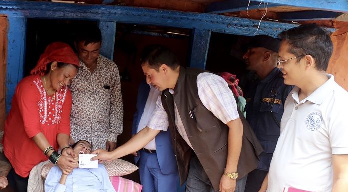 गुल्मी प्रशानद्वारा अशक्तलाई घरमै नागरिकता प्रदान