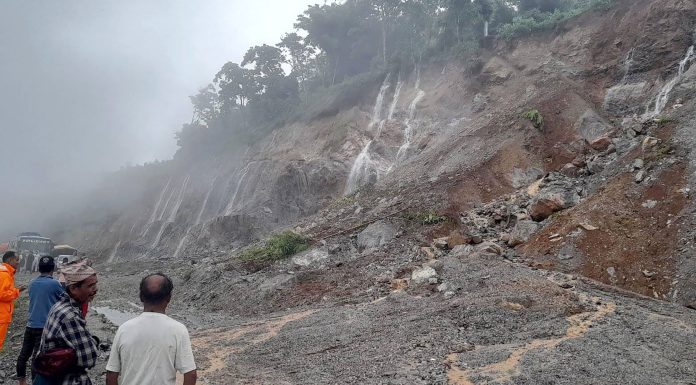बाढीपहिराले मध्यपहाडी राजमार्गको ४० किलोमिटर क्षतिग्रस्त