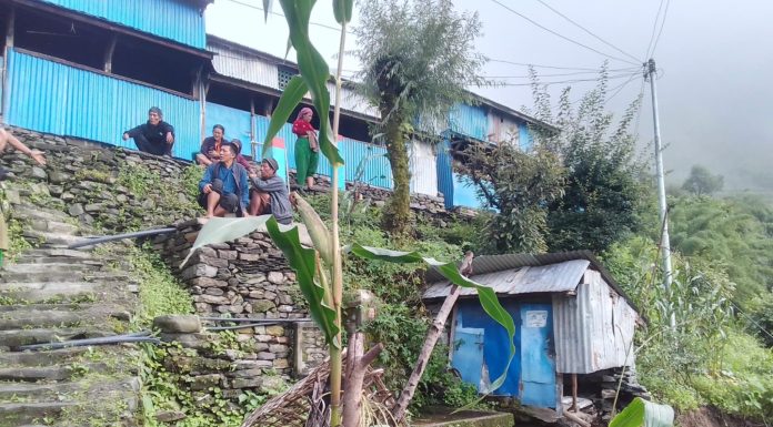 धादिङको किचेतमा पहिरोले गाउँ नै जोखिममा, स्थानीय त्रसित