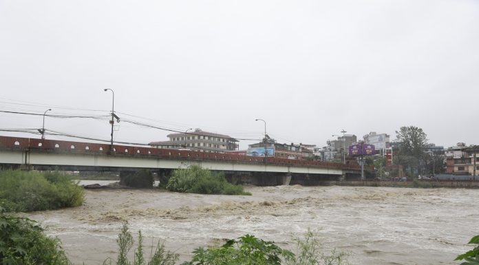 वाग्मतीमा फसेका ३ जनाको उद्धार