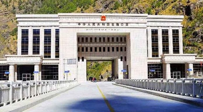 रसुवागढी नाकामा तीन भाषामा ‘साइनबोर्ड’