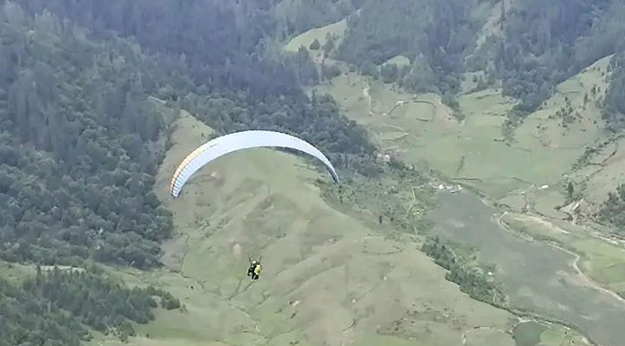गुठीचौरमा प्याराग्लाइडिङ परीक्षण उडान