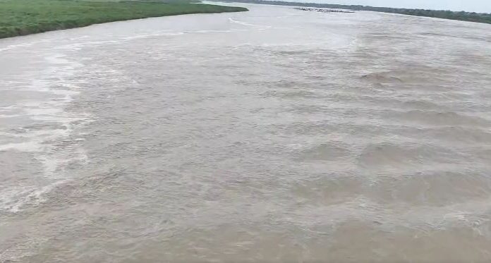 बलान नदीमा फसेका ६ किसानको उद्धार