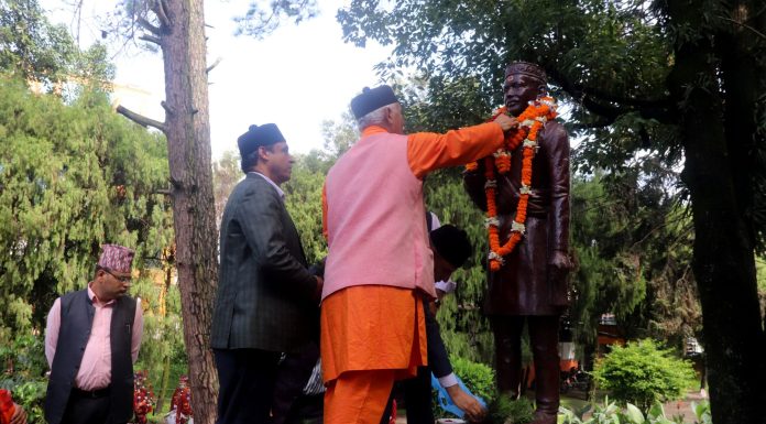 आदिकवि भानुभक्तको सालिकमा माल्यार्पण
