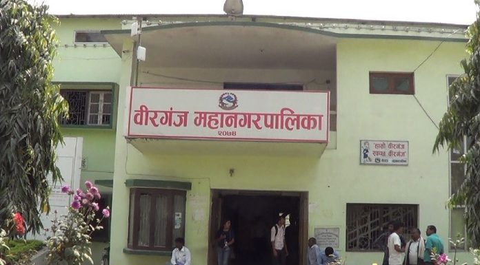 वीरगञ्ज महानगरले तीन उद्योगको मुख्यद्वारमा फोहर थुपारिदियो