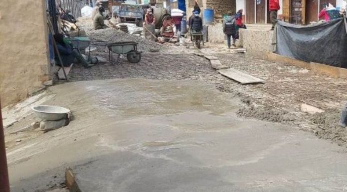 चिसापानी बजारको मुख्य सडकमा ढलान