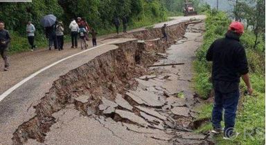 अविरल वर्षा हुँदा भोजपुरमा सडक भासियो