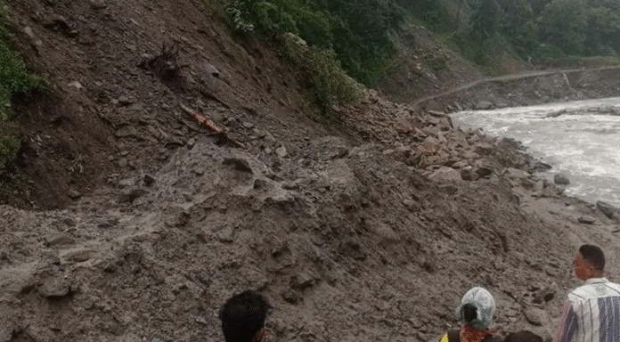 ठेउलेखोलामा आएको बाढीले कालीगण्डकी करिडोर अवरुद्ध