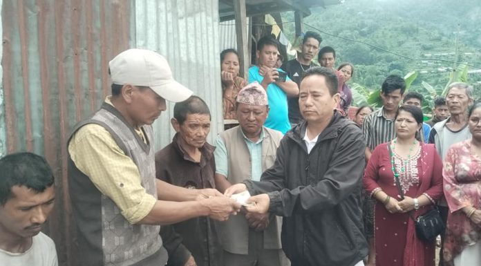 पहिरोपीडितलाई सांसद तामाङको सहयोग