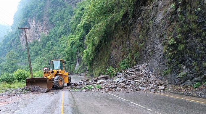 मौवाखोलामा पहिरो खस्दा पृथ्वी राजमार्ग अवरुद्ध