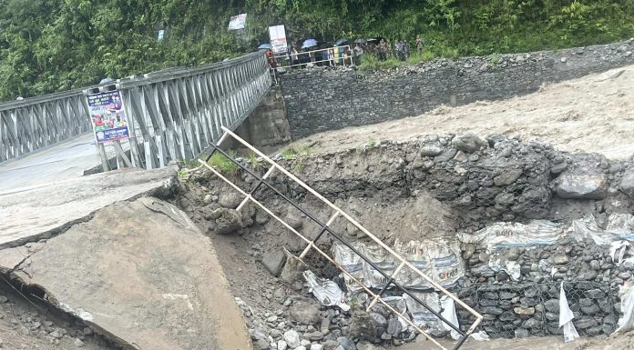 मेलम्चीको बाढीले बेलीब्रिज बगाउने जोखिम