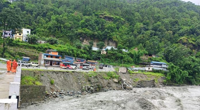तटबन्ध नहुँदा सन्थाल बस्ती डुबानको जोखिममा