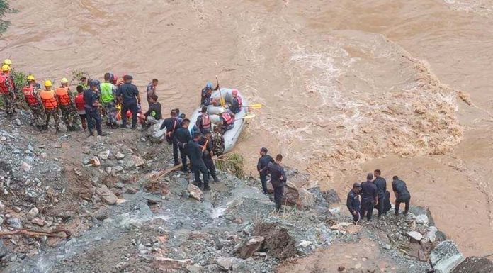 सिमलताल पहिरो : बससहित यात्रुको खोजी जारी