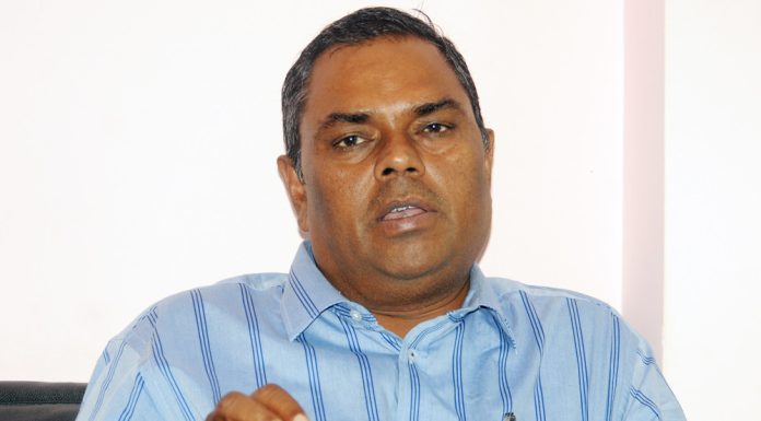 अध्यक्ष यादव मनिला प्रस्थान गर्दै