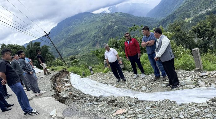 सडक भासिएपछि सिङ्गो बस्ती जोखिममा