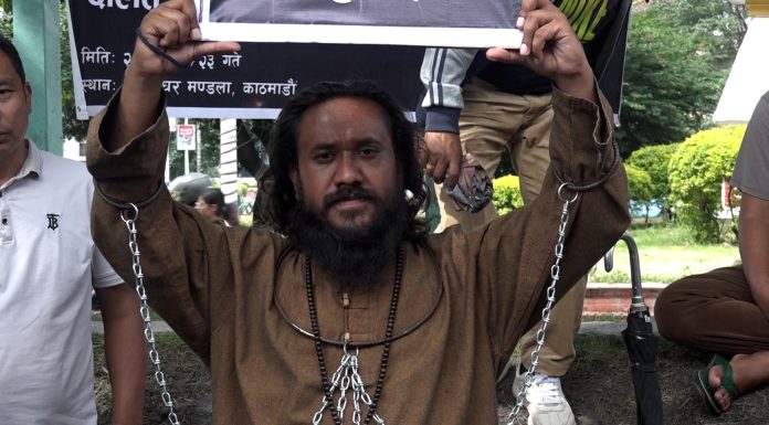 दलितलाई घृणा गरेको भन्दै हातखुट्टामा नेल लगाएर प्रर्दशन