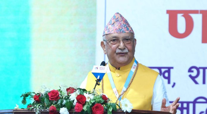 प्रधानमन्त्री ओली र रवि लामिछानेको एउटै थलोमा योगाभ्यास |