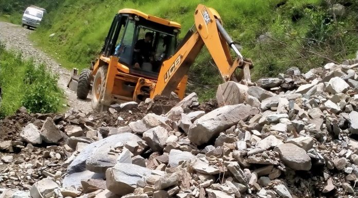 बाढीका कारण अवरुद्ध सडक खुलाउन वडाध्यक्षहरु सक्रिय