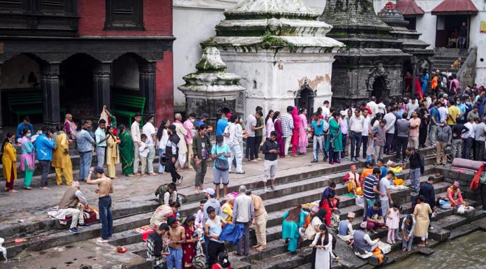 पशुपति क्षेत्रमा जनै फेर्ने र डोरो बाँध्नेहरुको चहलपहल