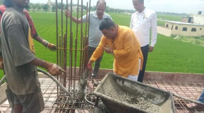 नगर प्रमुख यादव द्वारा कार्यपालिका भवनको पहिलो तल्लाको ढलान सुरु।