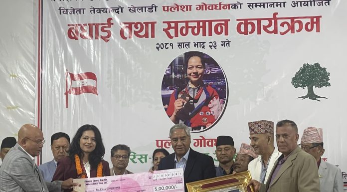 पलेशालाई कांग्रेसद्वारा पाँच लाख रुपैयाँसहित सम्मान