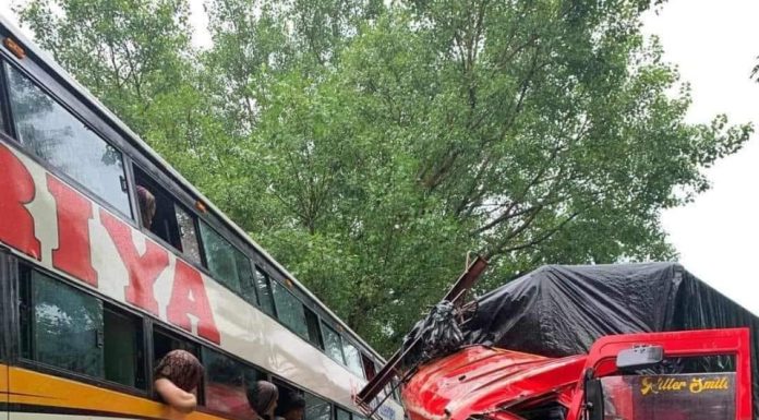 मुग्लिन–नारायणगढ सडकखण्डमा बस र ट्रक ठोकिदा केही यात्रु घाइते