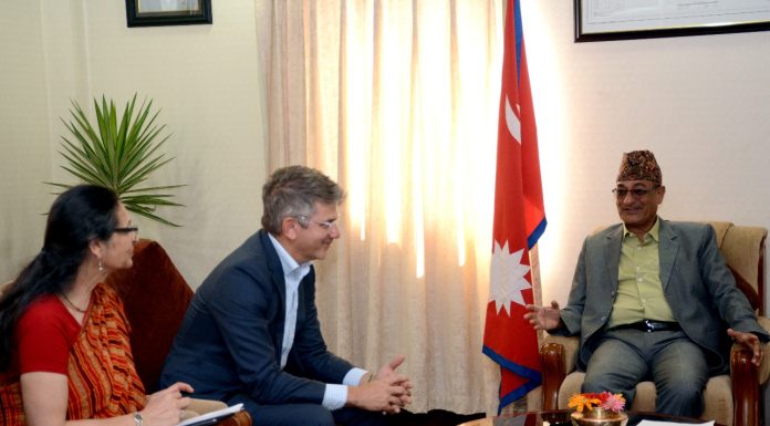 गृहमन्त्री लेखक र विश्व बैंक पदाधिकारीबिच भेटवार्ता