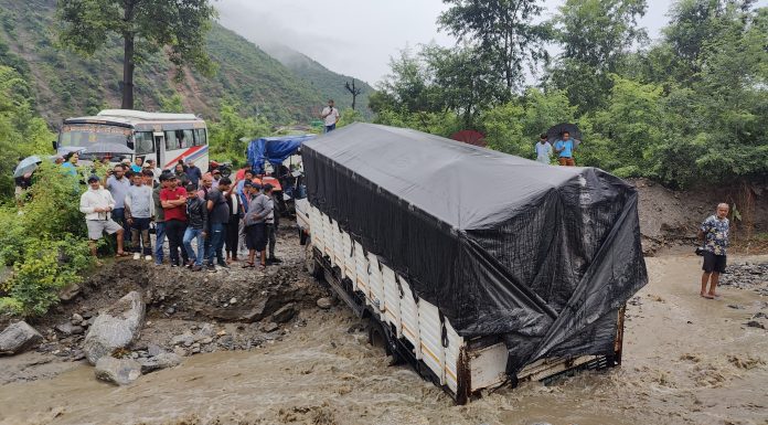 सिन्धुलिको खाङ्साङ बेसी खोलामा मालबाहक ट्रक फस्दा सडक अवरुद्ध |