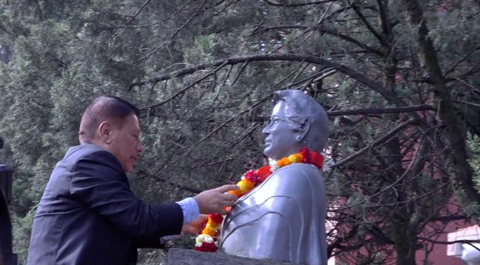 मन्त्री सिंहले गरे गणेशमान सिंहको शालिकमा माल्यार्पण