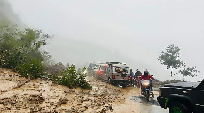 लामो यात्रा गर्दै हुनुहुन्छ ? यी सडक पहिरोले थुनिएका छन् |